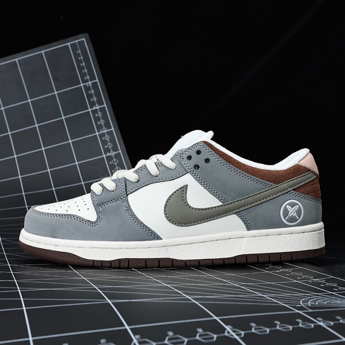 SB Dunk Low Running Shoes-Gray/White-1713739